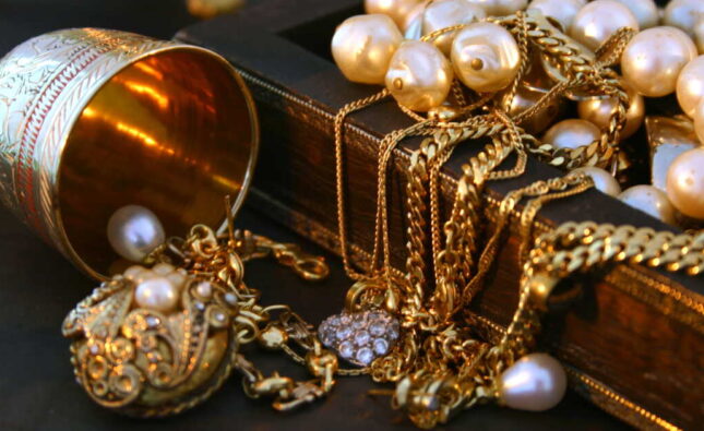 Bijoux anciens ou modernes : que recherchent les acheteurs aujourd’hui ?